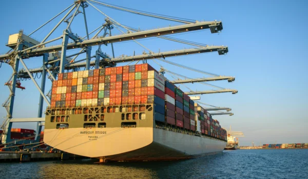 کشتی پر از کانتینر بر روی آب